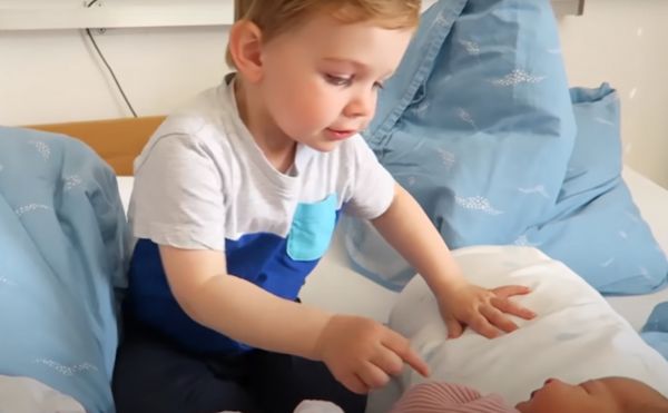 Το πιο συγκινητικό βίντεο – Αγοράκι συναντά για πρώτη φορά τη νεογέννητη αδερφούλα του | imommy.gr