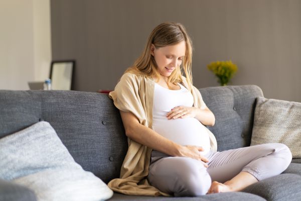 Πόσο συχνά πρέπει να κινείται το μωρό στην κοιλιά σας; | imommy.gr