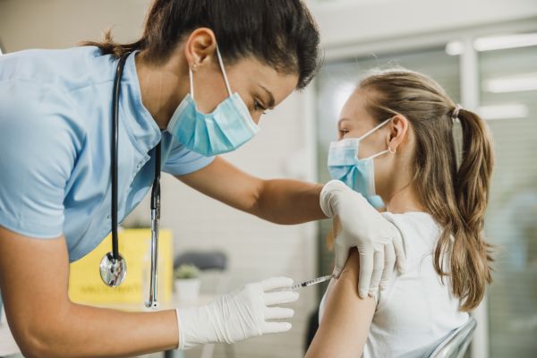 Κορωνοϊός – Οι ειδικοί λύνουν εύλογες απορίες για τον εμβολιασμό των παιδιών | imommy.gr