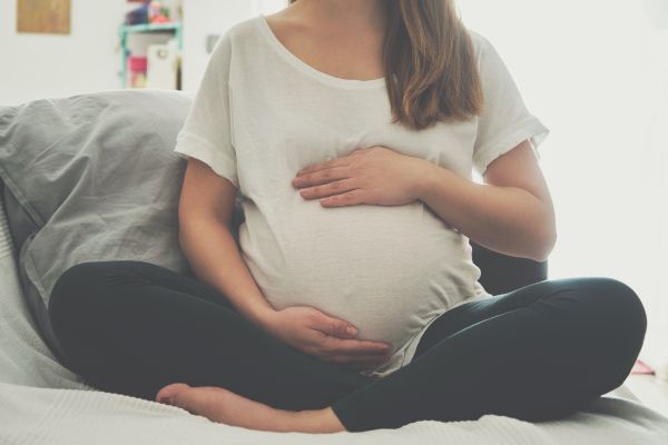 Καούρες στην εγκυμοσύνη – Πού οφείλονται και πώς θα τις αντιμετωπίσετε | imommy.gr