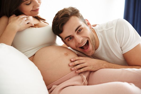 Εγκυμοσύνη – Πώς θα βοηθήσετε τη σύντροφό σας στον τελευταίο μήνα; | imommy.gr