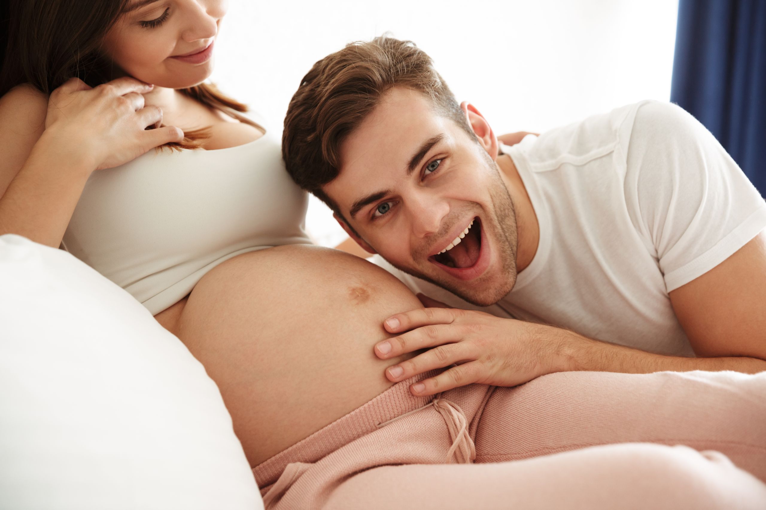 Про мужскую беременность. Мужская беременность. Зачатие ребенка фото мужчина и женщина. Фото женщина беременна возрасте.