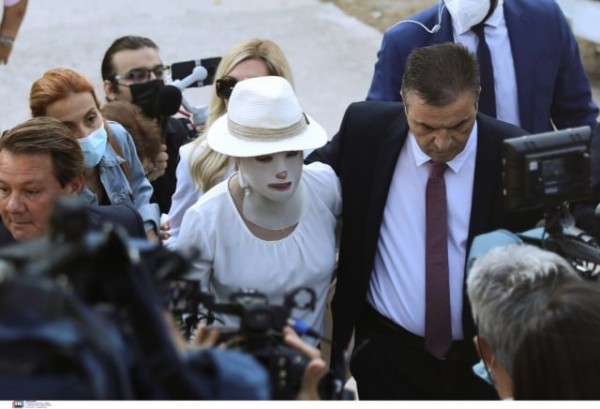 Επίθεση με βιτριόλι – Στο δικαστήριο η Ιωάννα με ειδική μάσκα | imommy.gr