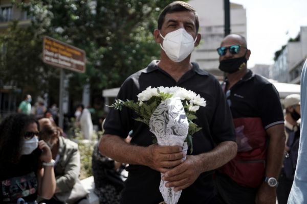 Χιλιάδες πολίτες αποχαιρέτησαν τον Μίκη Θεοδωράκη | imommy.gr