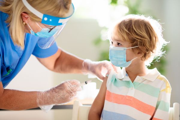 Pfizer/BioNTech: Πόσο προστατεύει το εμβόλιο τα παιδιά από την Όμικρον | imommy.gr