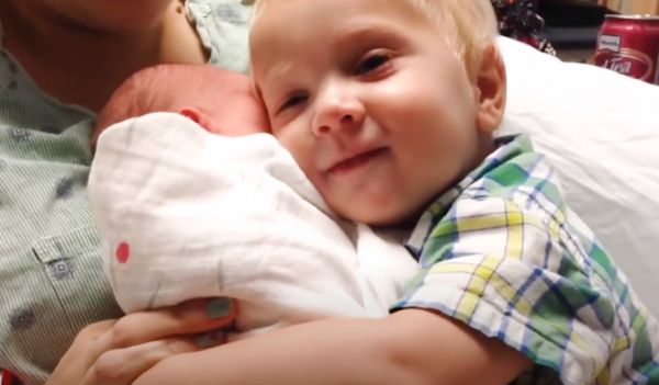 Ξεκαρδιστικό βίντεο – Οταν το μεγάλο αδερφάκι συναντά το νεογέννητο | imommy.gr