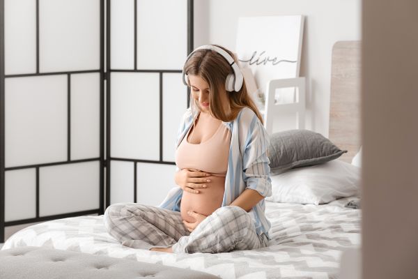 Μουσική στην εγκυμοσύνη – Πώς επηρεάζει η ένταση το έμβρυο; | imommy.gr
