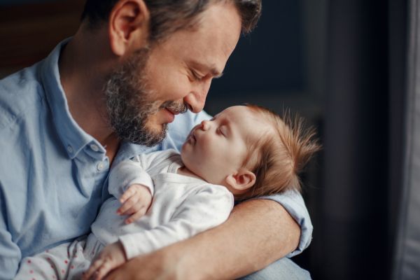 Πώς μπορεί να βοηθήσει ο μπαμπάς με το νεογέννητο; | imommy.gr