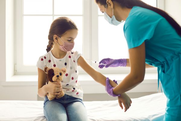 Εμβολιασμός στα παιδιά: Καλύπτει κατά 90% στις περιπτώσεις σοβαρής νόσησης | imommy.gr