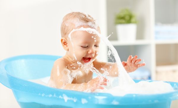 Βήμα βήμα πώς να κάνετε το μωράκι σας μπάνιο με ασφάλεια | imommy.gr