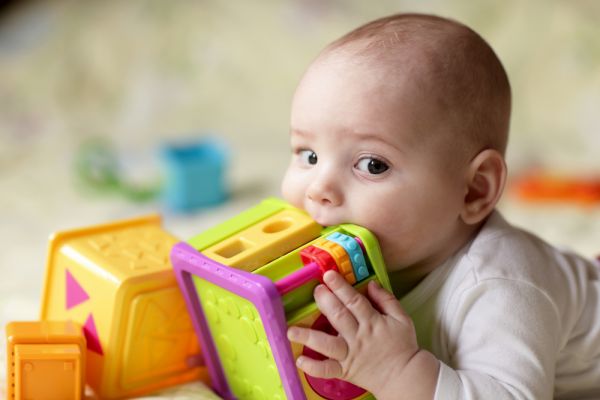 Ανάπτυξη μωρού – Γιατί βάζει πράγματα στο στόμα του και πώς θα σταματήσει; | imommy.gr