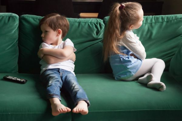5 λάθη που κάνουμε ως γονείς όταν τσακώνονται τα αδερφάκια | imommy.gr