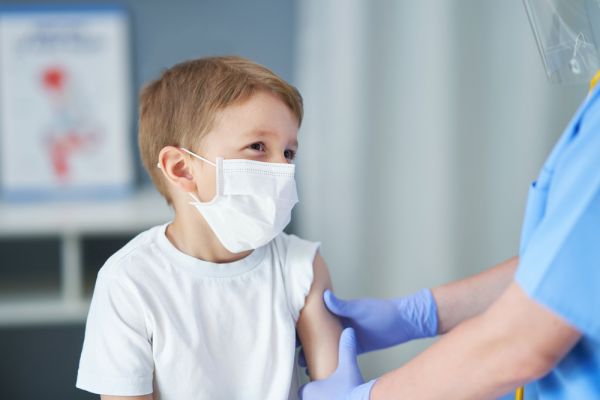 «Αξίζει το ρίσκο να εμβολιάσουμε τα παιδιά μας;» – Τι απαντούν οι ειδικοί | imommy.gr
