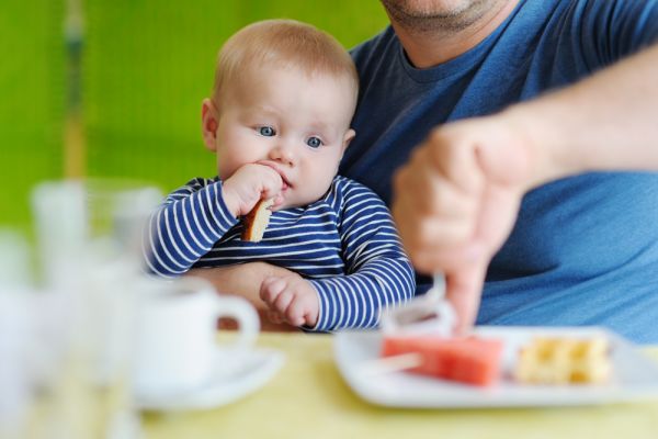 Στερεά τροφή – 4 σημάδια ότι το μωρό σας είναι έτοιμο να κάνει τη μετάβαση | imommy.gr