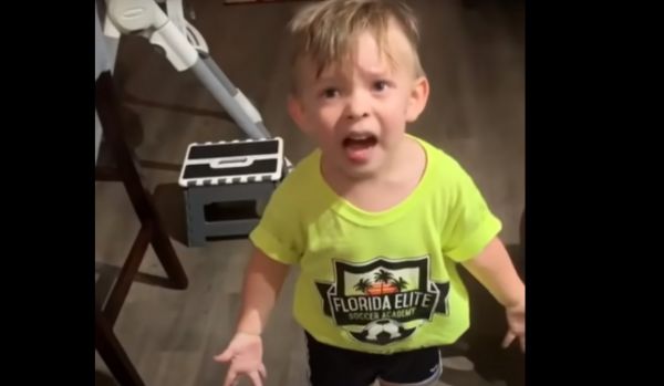 Αυτός ο πιτσιρικάς νευρίασε επειδή η μαμά του δεν τον φίλησε πριν φύγει [βίντεο] | imommy.gr