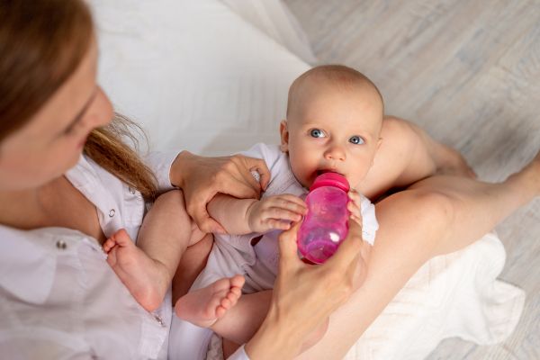 Πόσο γάλα πρέπει να πίνει το μωρό στους έξι μήνες; | imommy.gr