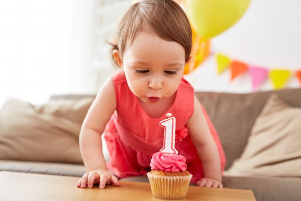 Ξεκαρδιστικά γενέθλια: Δείτε τις απίστευτες αντιδράσεις μωρών που σβήνουν κεράκια | imommy.gr