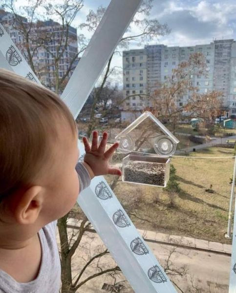 Πόλεμος Ουκρανία: Θωρακίζουν τα σπίτια τους – Συγκλονίζει εικόνα μωρού πίσω από τζάμι | imommy.gr