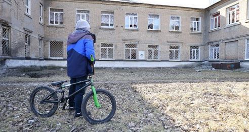 Ουκρανία: Με αυτοκόλλητα στα ρούχα πηγαίνουν τα παιδιά στο σχολείο – Έχουν την ομάδα αίματός τους | imommy.gr