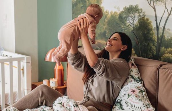 Η Χριστίνα Μπόμπα μας εύχεται «Καλό μήνα» με τον πιο γλυκό τρόπο | imommy.gr