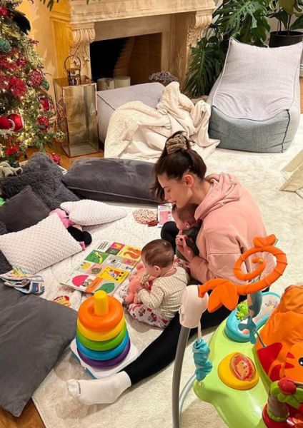 Η Χριστίνα Μπόμπα διαβάζει παραμύθια στα δίδυμα – «Έλιωσε» το Instagram με την ανάρτηση | imommy.gr