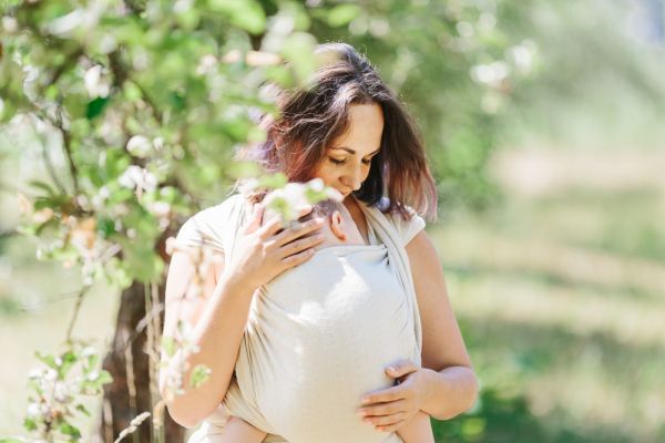 Πώς να θηλάσετε ένα μωρό σε μάρσιπο αγκαλιάς | imommy.gr