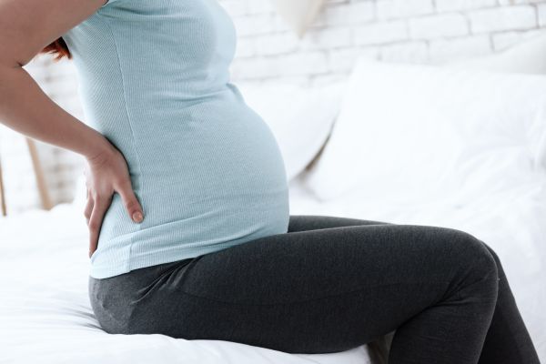 Εγκυμοσύνη: Ανακουφιστείτε από τον πόνο στην μέση φυσικά | imommy.gr