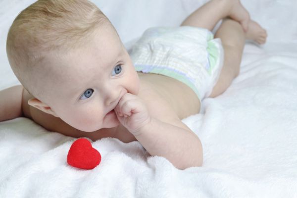 Σάλια: Ο ανορθόδοξος τρόπος των μωρών να αναγνωρίσουν… την αγάπη | imommy.gr