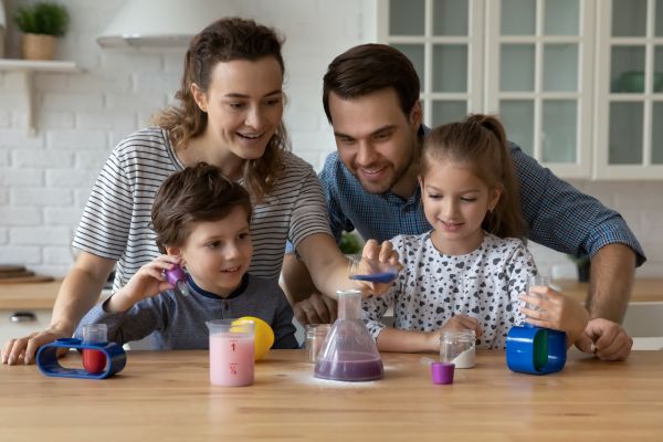 Θα ενθουσιαστούν τα παιδιά: Εύκολο πείραμα με γάλα και χρώμα ζαχαροπλαστικής | imommy.gr