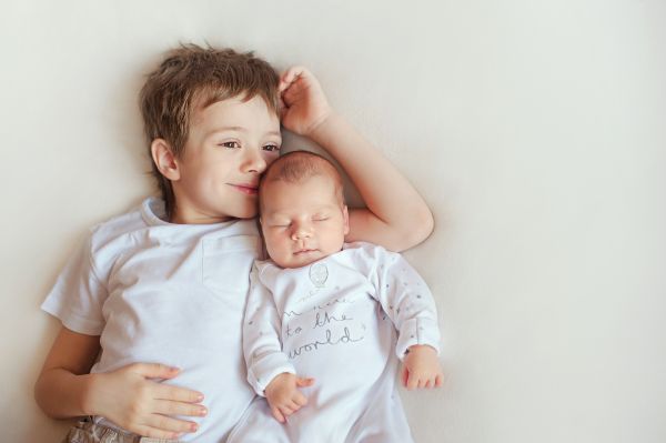 Θα συγκινηθείτε: Αγοράκι γνωρίζει τη νεογέννητη αδερφούλα του | imommy.gr