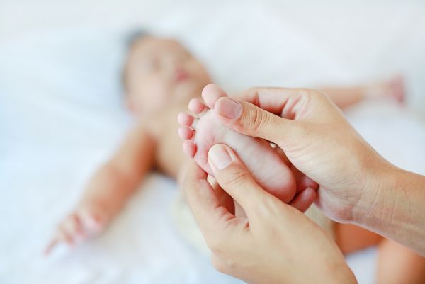 Πώς ωφελεί το μασάζ τα μωρά; Πώς θα το κάνετε | imommy.gr