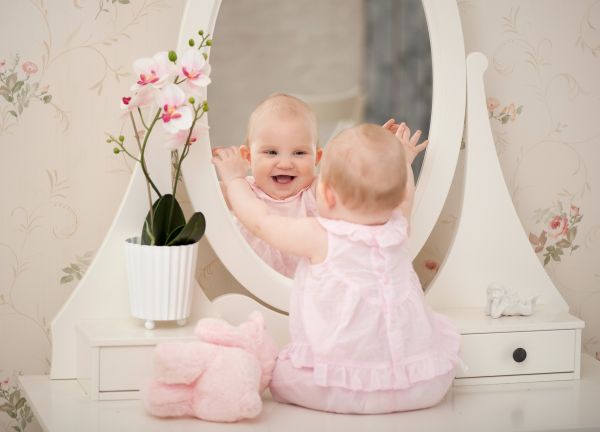 Έγινε viral: Μωράκια βλέπουν τον εαυτό τους στον καθρέφτη για πρώτη φορά | imommy.gr