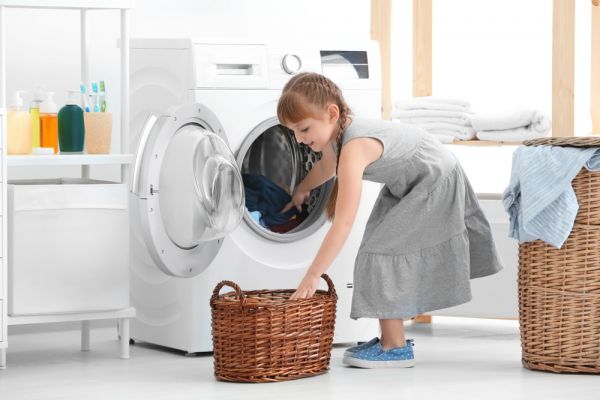 Σε τι βοηθούν τα παιδιά μας οι δουλειές του σπιτιού; | imommy.gr