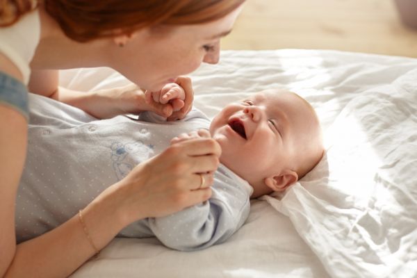 Νανούρισμα: Γιατί είναι σημαντικό να τραγουδάτε στο μωρό σας | imommy.gr