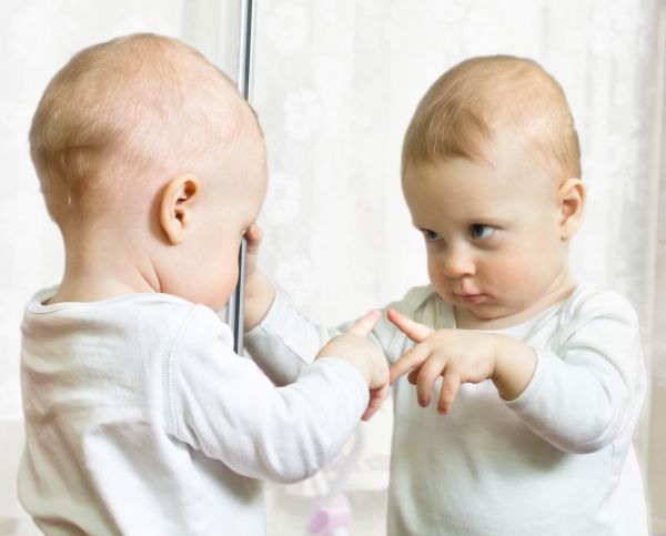 Ξεκαρδιστικό: Μωράκια βλέπουν πρώτη φορά τον εαυτό τους στο καθρέφτη | imommy.gr
