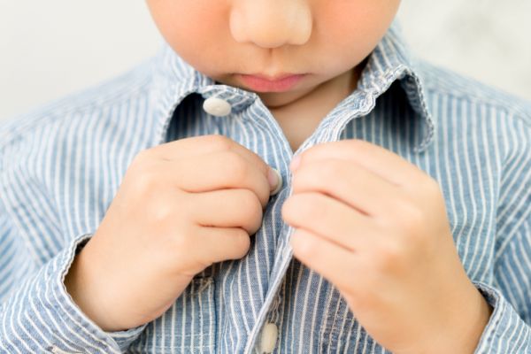 Kid self-care: Πώς θα μάθει το νήπιο να ντύνεται μόνο του | imommy.gr