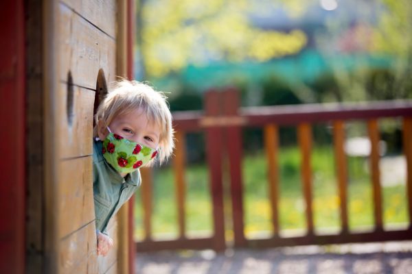 Πώς να προστατέψετε τα παιδιά από τον ήλιο στην παιδική χαρά | imommy.gr