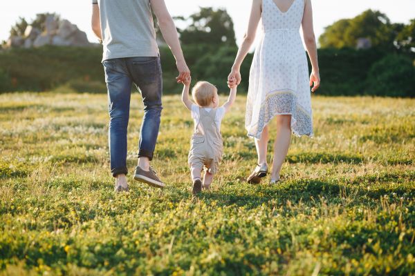 Το παιδί σου μια βόλτα: Όσα θα χρειαστείς για τις οικογενειακές εξορμήσεις στη λιακάδα | imommy.gr
