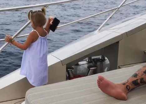 Η… εκδίκηση της 4χρονης: Ρίχνει το κινητό του μπαμπά της στην θάλασσα επειδή δεν της δίνει σημασία | imommy.gr