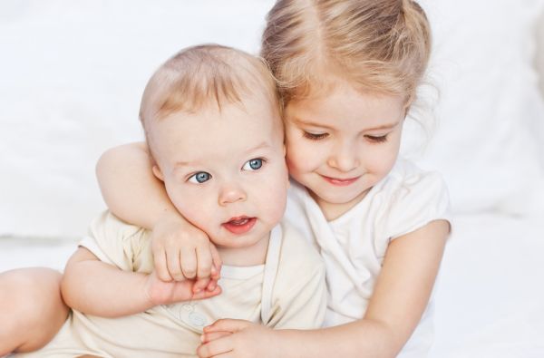 Αδελφική ζήλια: Όταν το νήπιο γίνεται επιθετικό με το νεογέννητο αδερφάκι του | imommy.gr