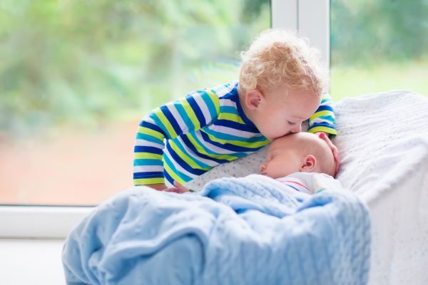 Επικές στιγμές: Νήπια γνωρίζουν τα νεογέννητα αδέρφια τους | imommy.gr