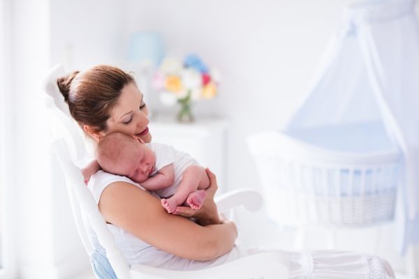 Θηλασμός: Πώς θα βοηθήσετε το μωρό να ρευτεί | imommy.gr