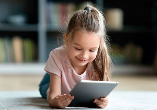 Παιδιά στις διακοπές: Πόση ώρα να παίζουν στο τάμπλετ; | imommy.gr