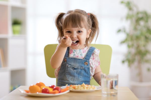Έτσι θα μάθετε στο παιδί να τρώει μόνο του | imommy.gr