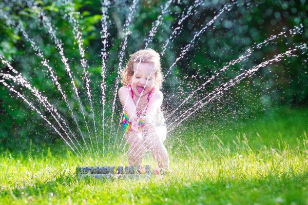 Viral βίντεο: Μωράκια παίζουν με το νερό και το απολαμβάνουν | imommy.gr