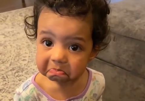 Αξιολάτρευτη: Πώς αντιδρά η μικρούλα όταν ο μπαμπάς της λέει όχι (βίντεο) | imommy.gr