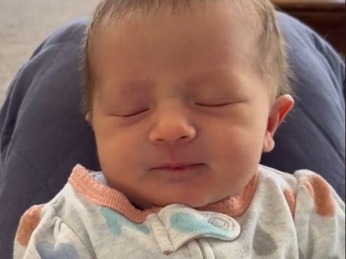 Βίντεο: Μωράκι ξυπνάει και χαρίζει το πιο γλυκό χαμόγελο | imommy.gr