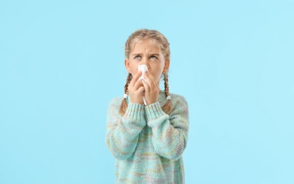 Κρύωμα ή αλλεργία: Πώς θα τα ξεχωρίσετε – και τι να κάνετε για να τα αποτρέψετε | imommy.gr