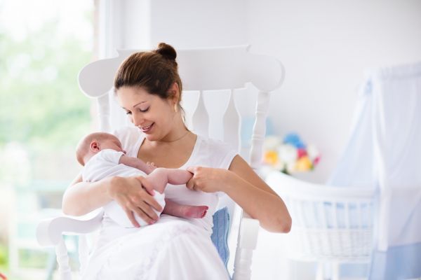 Ποια είναι η καλύτερη στάση για να ρευτεί το μωρό; | imommy.gr