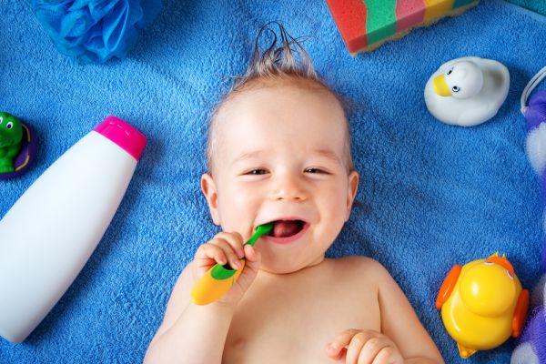 Πώς περιποιούμαστε τα νεογιλά δόντια του μωρού; | imommy.gr